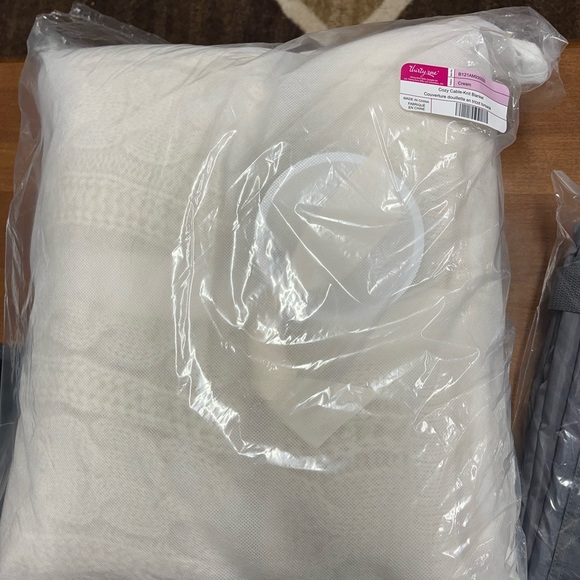 NWT Thirty One Cream Cozy Cable-Knit Blanket - Picture 5 of 6